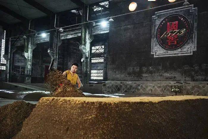 而且今天下单,每坛还赠送分酒器*1 酒杯*2.