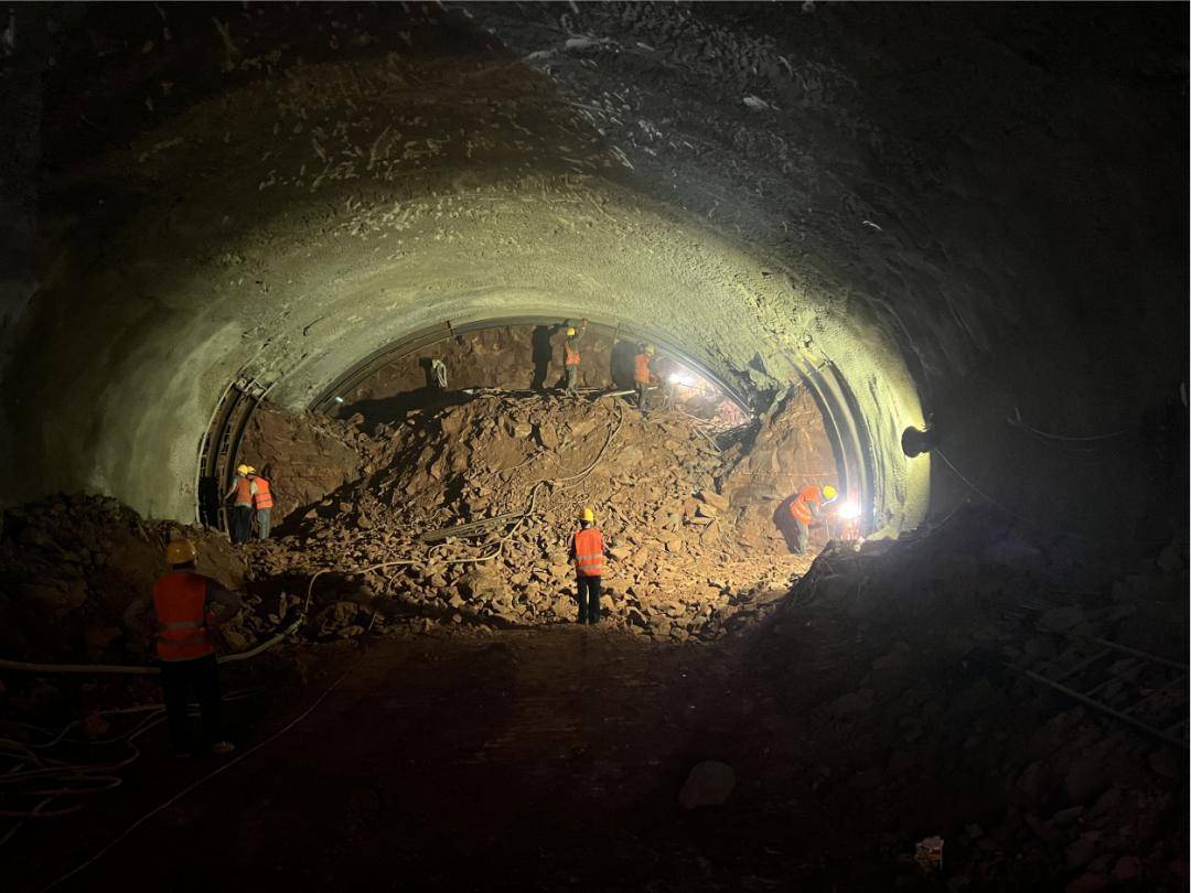 "整个综合管廊穿越成宜高铁保护区,d720威青线高压燃气管道,g4215蓉遵