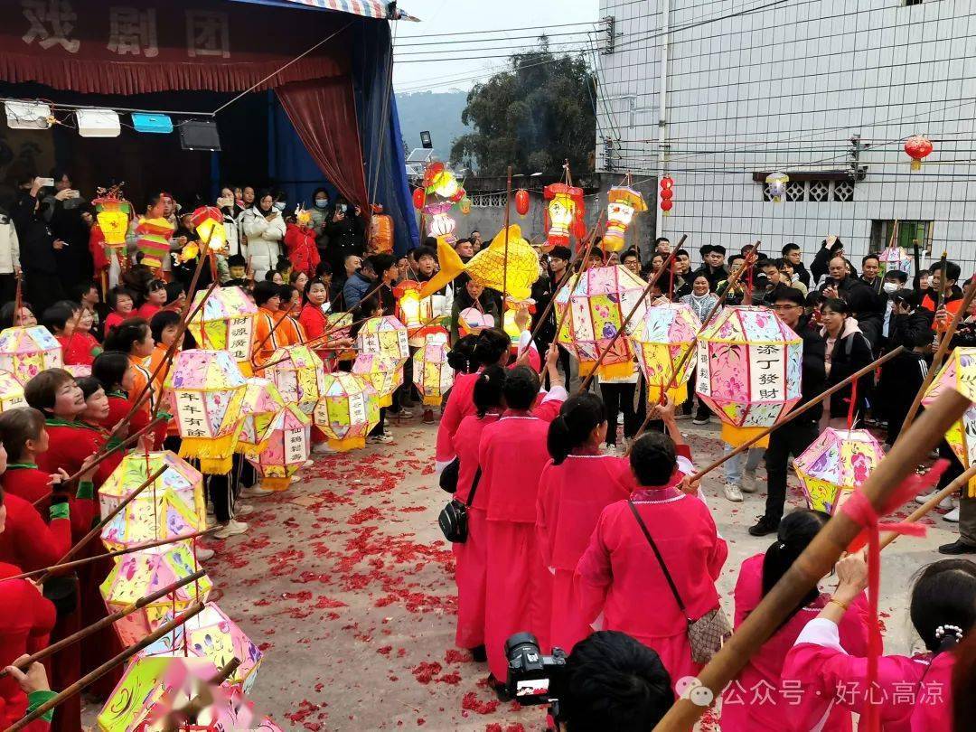 高州一村年例上千盏花灯沿着村道巡游_东岸_村民_贺村