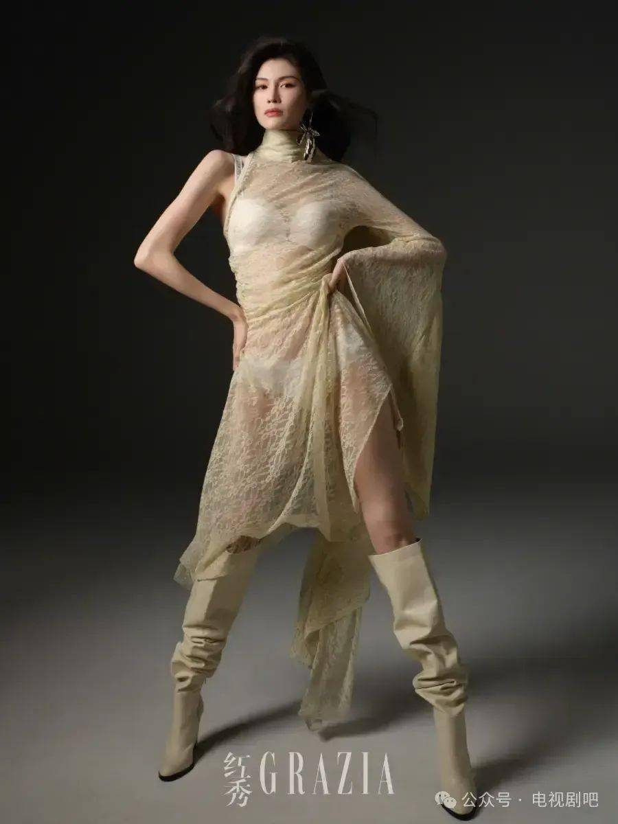 奚梦瑶何穗穿比基尼大秀身材自信展现女性魅力