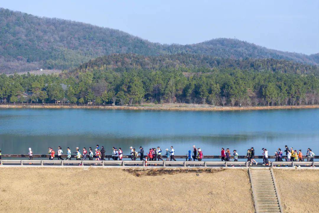 七彩曹山纵享蓝野2024第四届亚太地区商学院蓝鲸越野挑战赛激情开跑