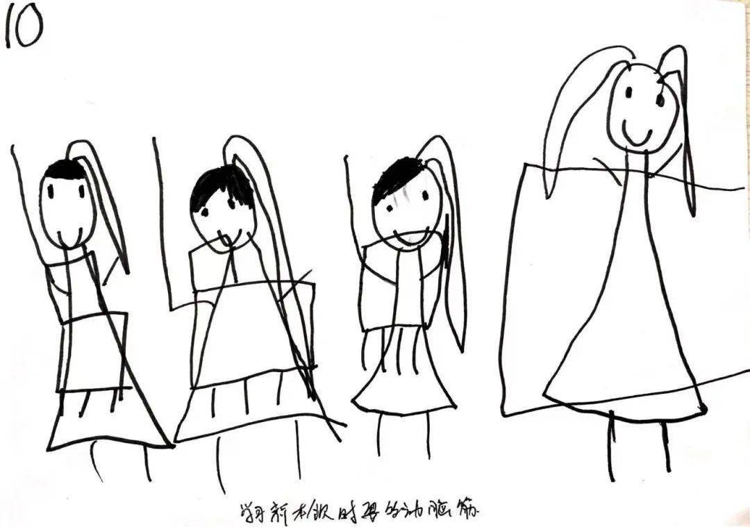 做好娃娃孩子们争做"小雷锋",动手整理玩具,擦桌子,帮小朋友叠被子