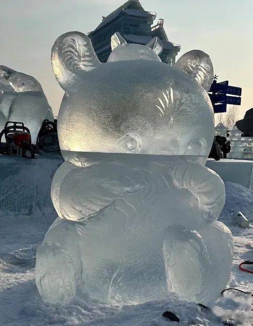 韩美林熊猫冰雕在韩美林的艺术世界中,动物是无时无刻不出现的题材.