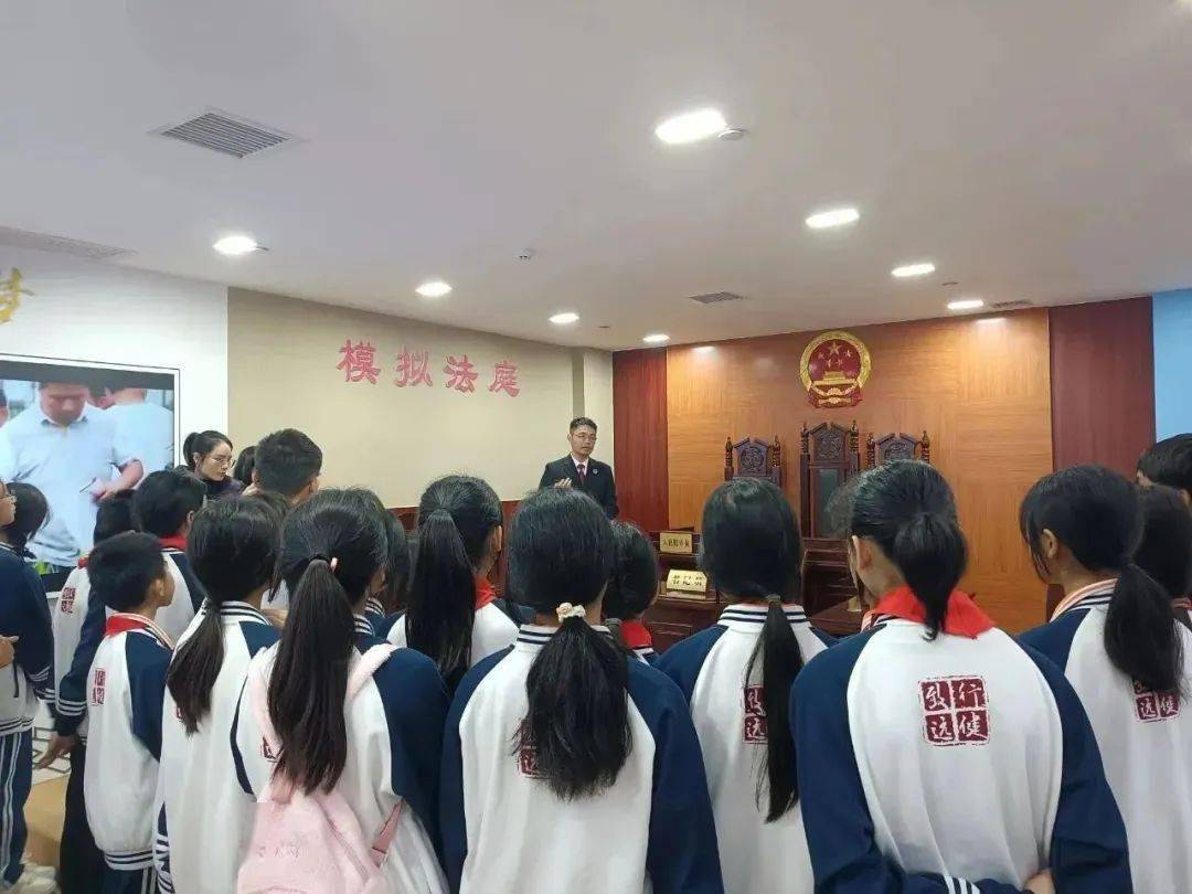 图 | 学生们观看法治教育宣传片图 | 学生们观看法治教育宣传片扶绥县