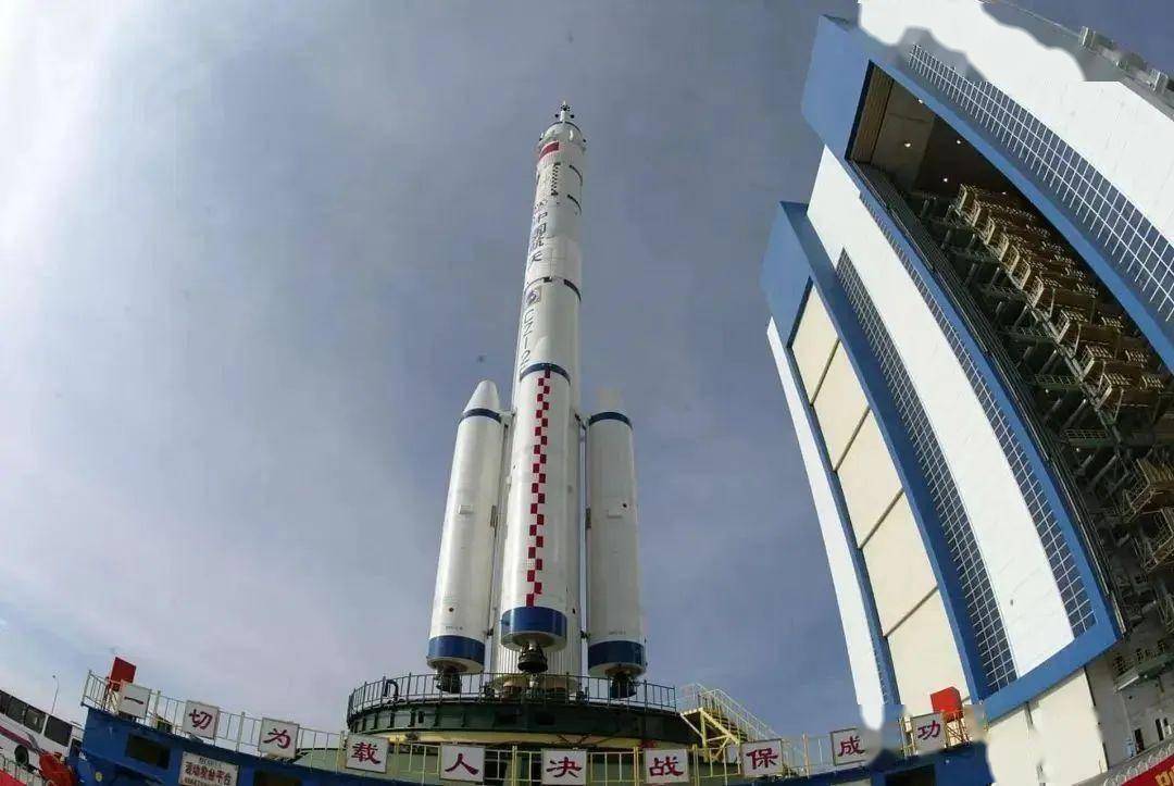 而当飞船从中国空间站返回地球时,会因为高速闯入地球大气层而导致