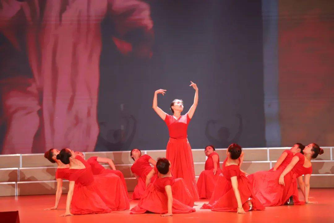 情景舞蹈《敬烈火中的逆行者》《无声的演讲》为我们演绎了坐在轮椅上