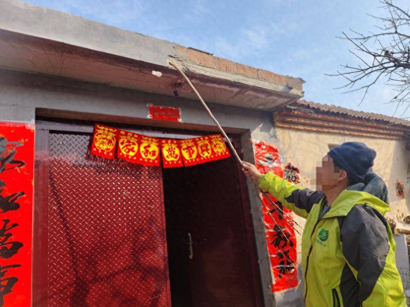 315维权帮办丨墙面脱皮一抠就掉市民怀疑买到假水泥相关部门将开展