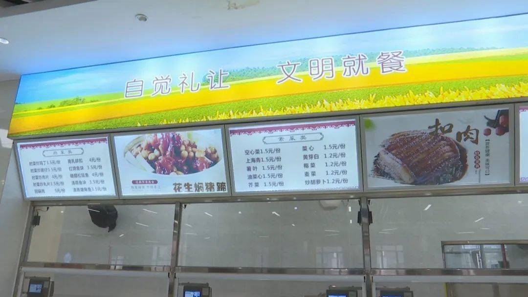 在梧州学院的食堂里,万秀区市场监管局执法人员对食堂的卫生状况,食品