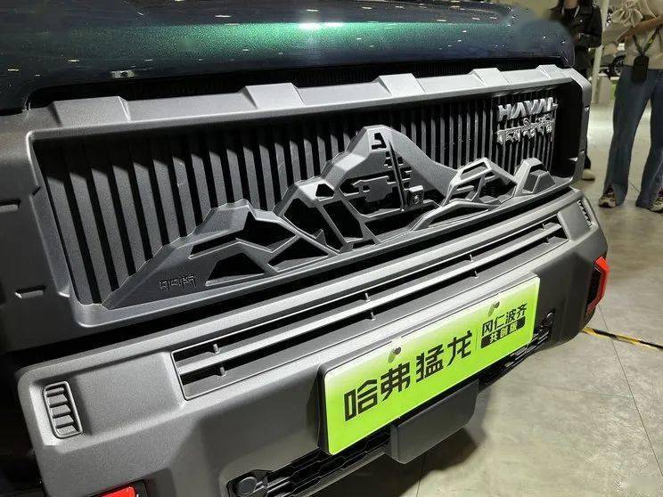 该车采用旅行主题和艺术无界设计理念,提供"日耀金"和"云雾茶山"新车