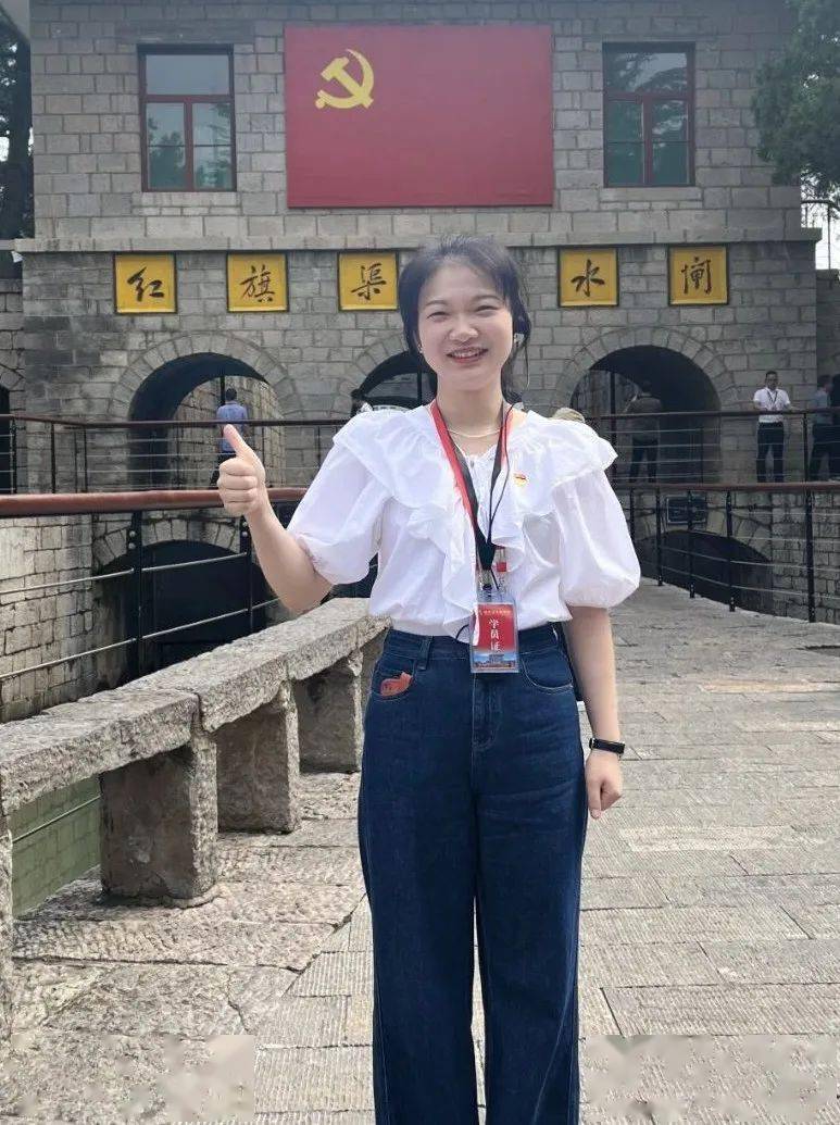 李秀玲  物理与光电工程学院硕士,毕业于华南师范大学.