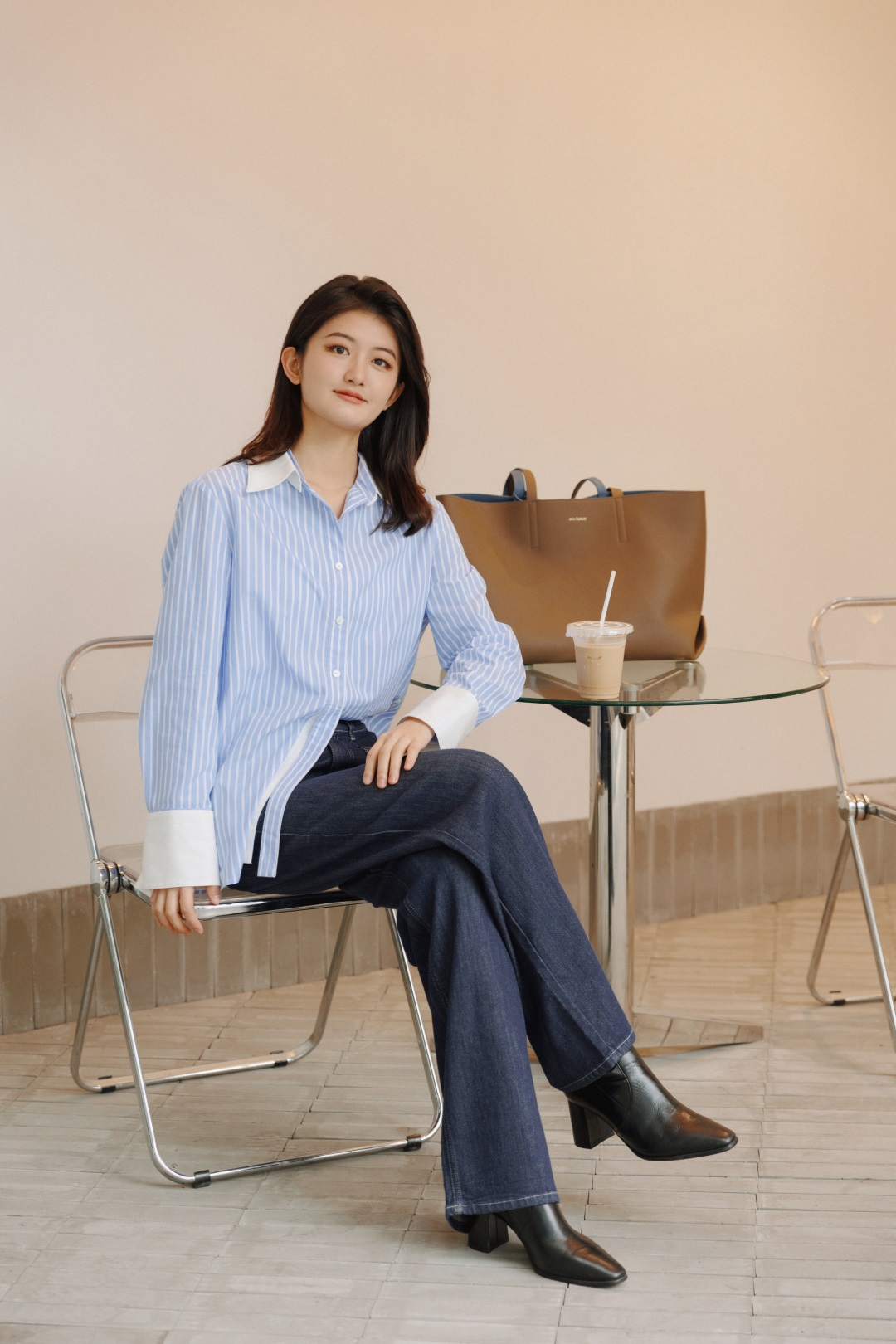 这要得益于衬衫的材质,原料用的是100%天然新疆长绒棉,40支全棉色织