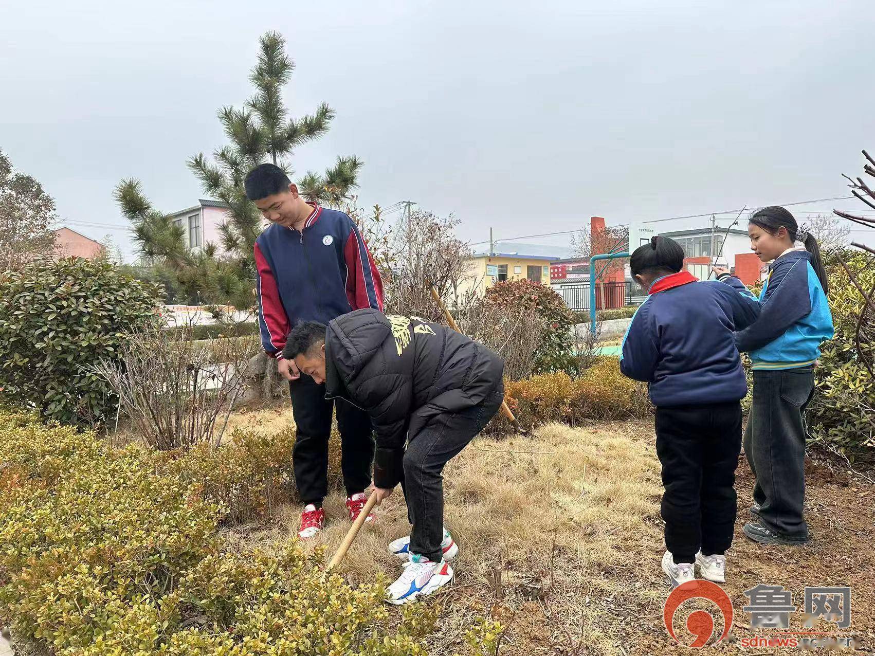峄城区榴园镇颜村小学开展植树节活动