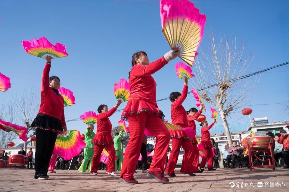 俺村俺家年味浓龙腾山村舞庆新春