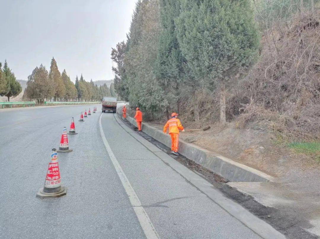 对临河路段路基防护,桥涵基础及防排水设施的病害进行排查,同时,对g