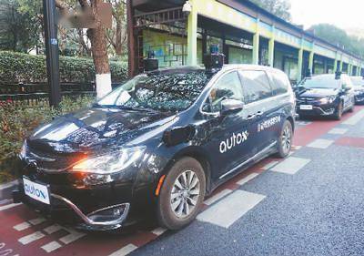 龙 巍摄(人民图片)3月4日,一辆无人驾驶小巴在北京市郝家府地铁站至