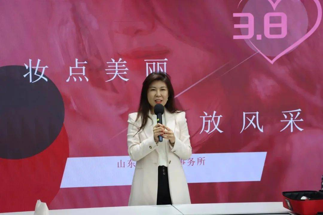 在化妆品和化妆工具的选择上,可欣老师也提出了针对性建议,边讲解边