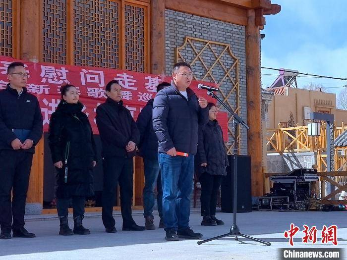 高原初春,在青海省海北藏族自治州海晏县,金滩乡岳峰村党支部书记李忠