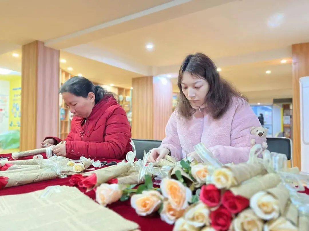 留有余香赠期颐"为主题的活动,活动现场,一瓣瓣精致的百合花在参与者