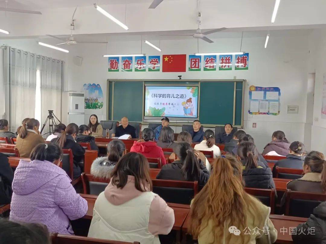 3月5日,孝感市"火炬"宣讲团孝昌分团走进小河镇前进小学.