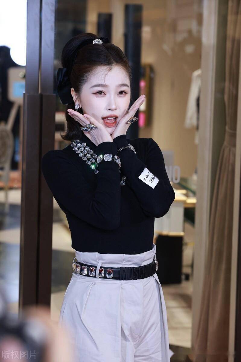 虞书欣黑色高领针织打底衫灰色阔腿裤叠戴钻石项链俏皮灵动