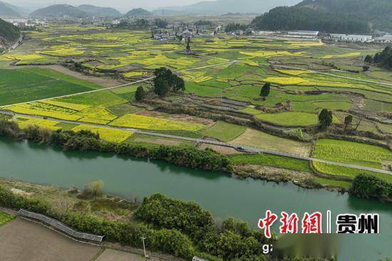 航拍贵州龙里湾滩河镇村寨春景