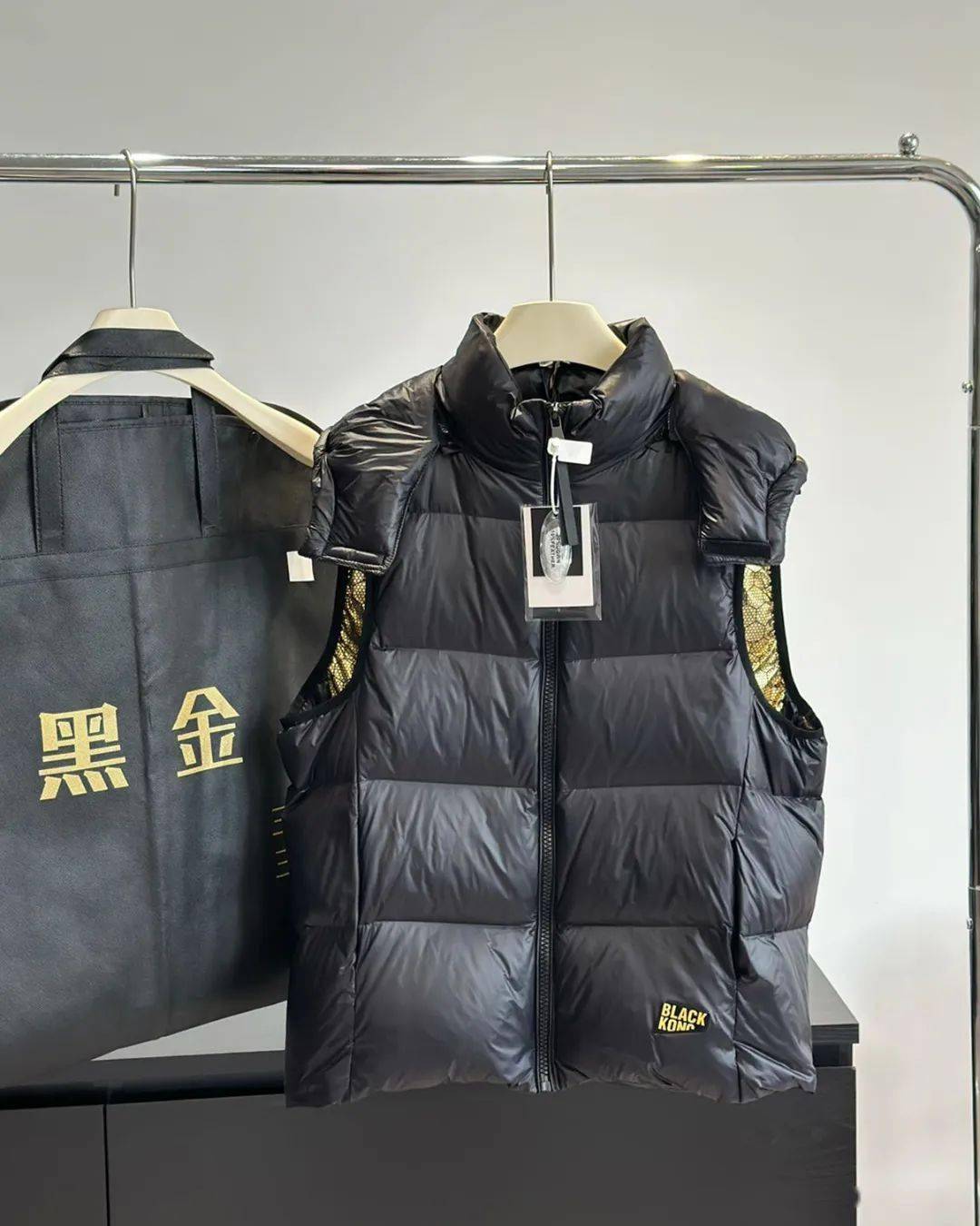 100多块连棉衣都买不到,今天却可以买到专柜品质羽绒服_黑金_内里