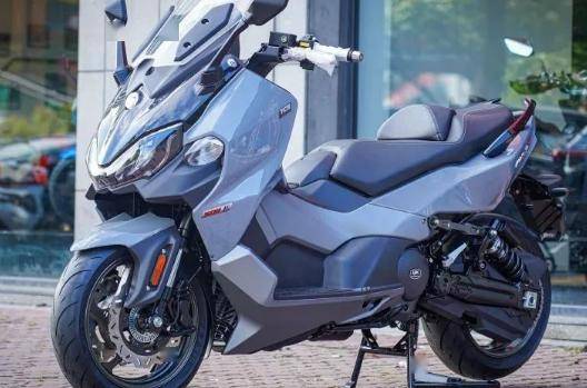 雅马哈tmax,指导价139800元,搭载双缸水冷560发动机.