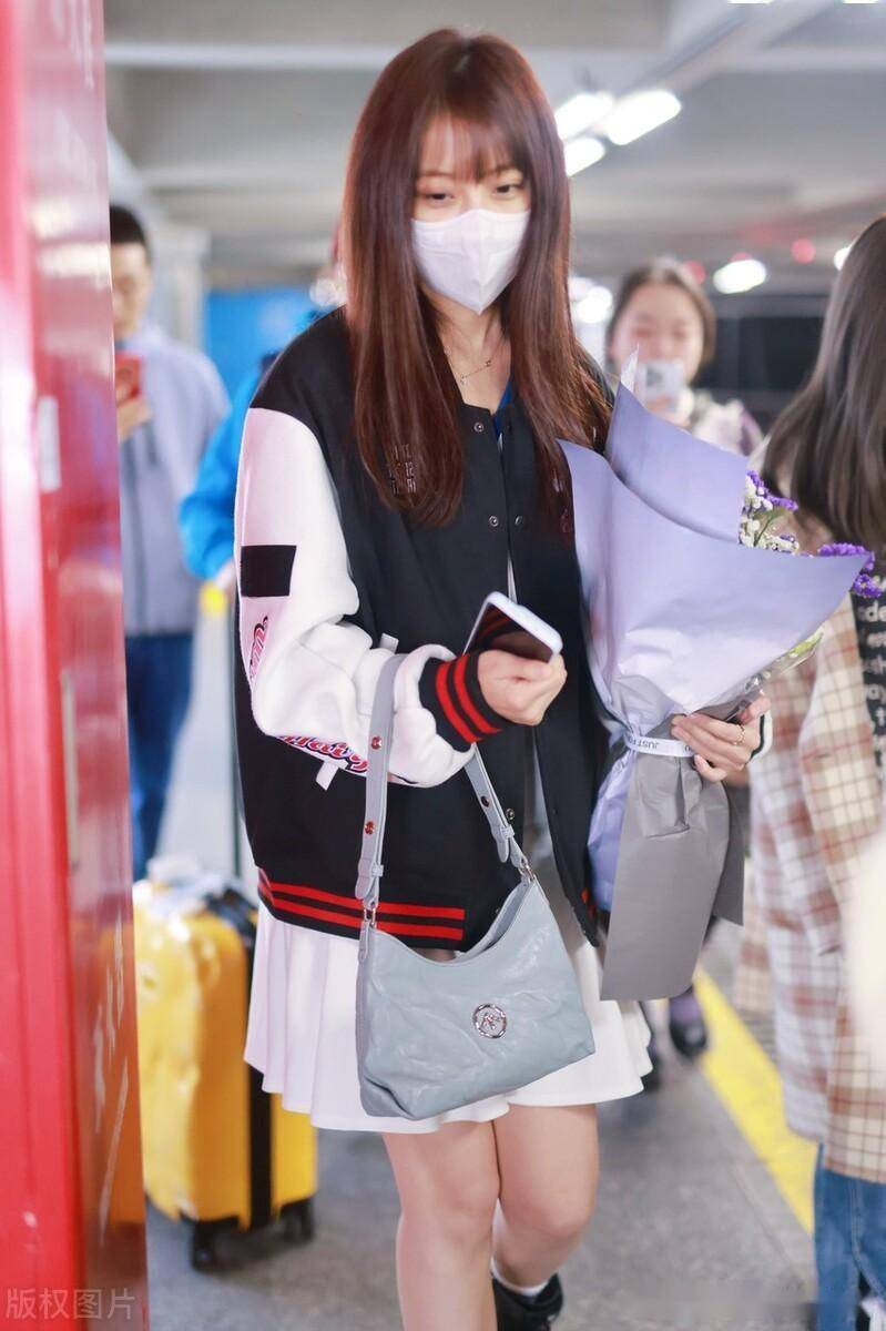 李艺彤现身上海机场,棒球服内搭短裙元气满满