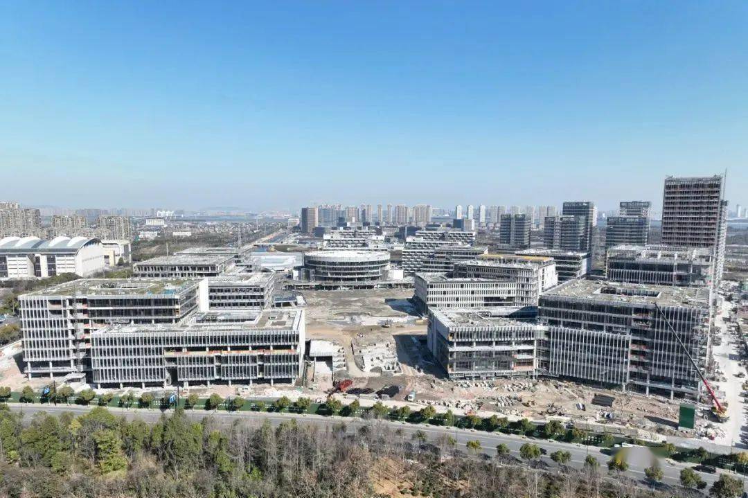 3月7日,《萧山新闻》栏目报道了江南科技城全力以赴抢抓项目进度,全