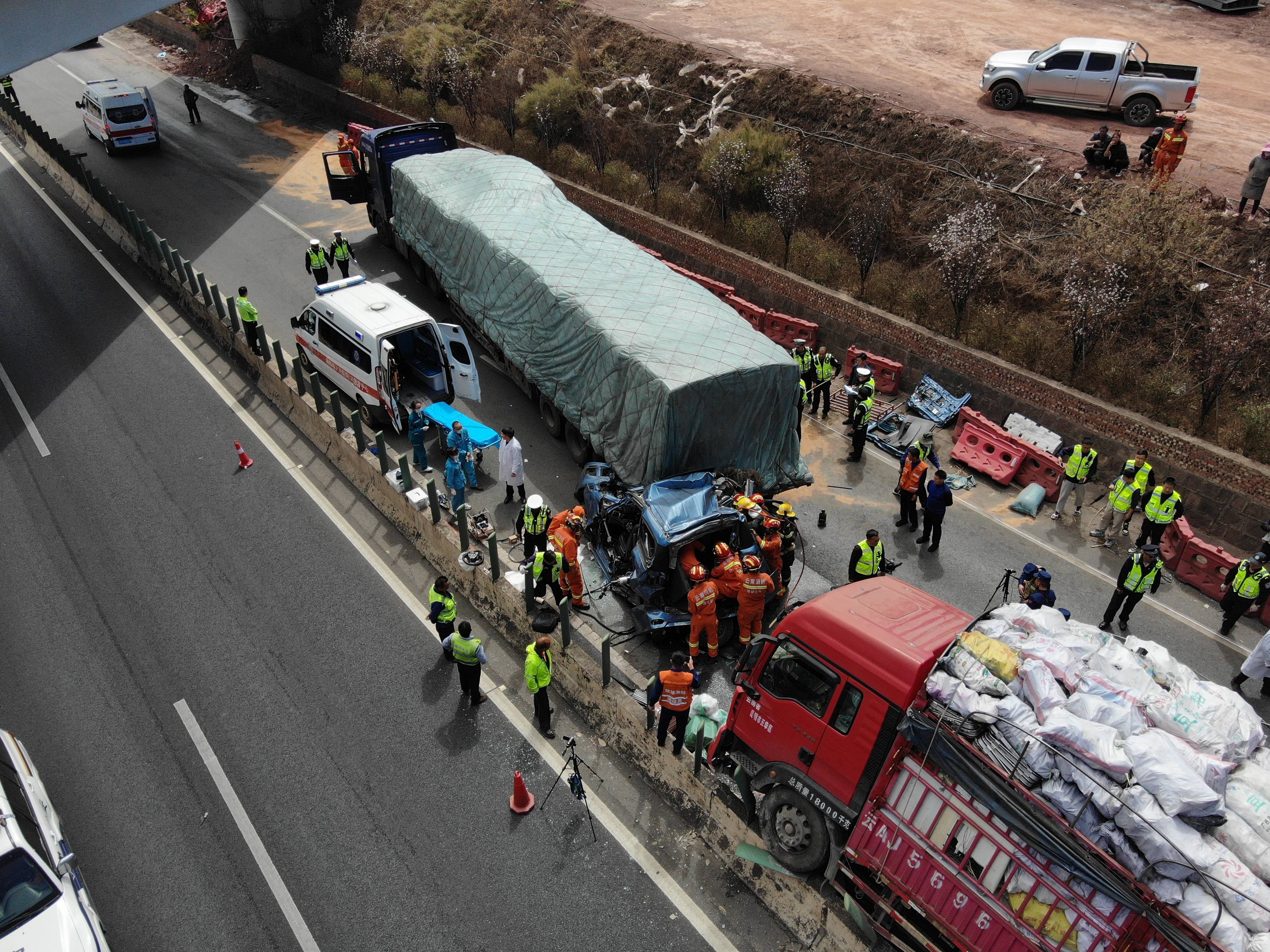 云南楚雄州一高速发生车祸致7人被困当地消防紧急救援