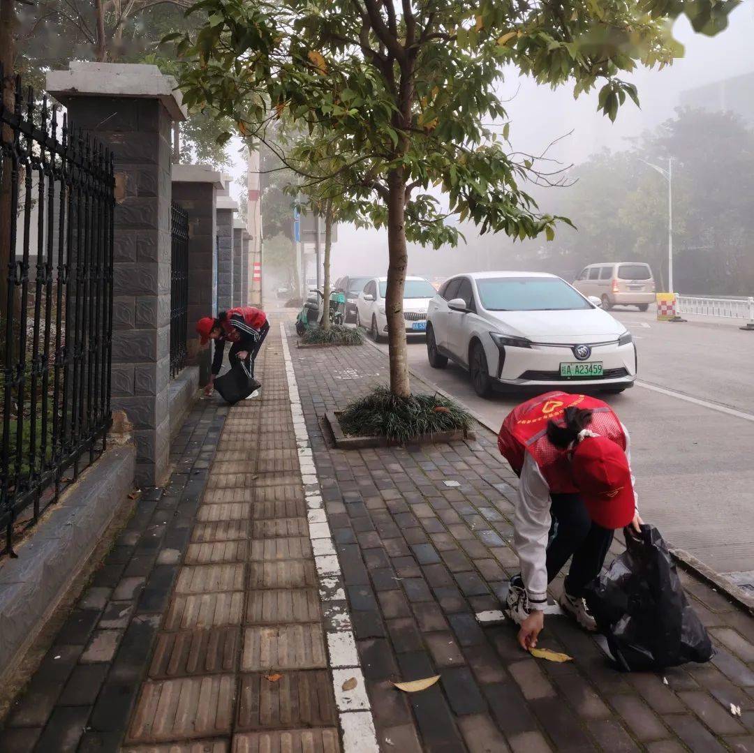 志愿者扫地图片图片