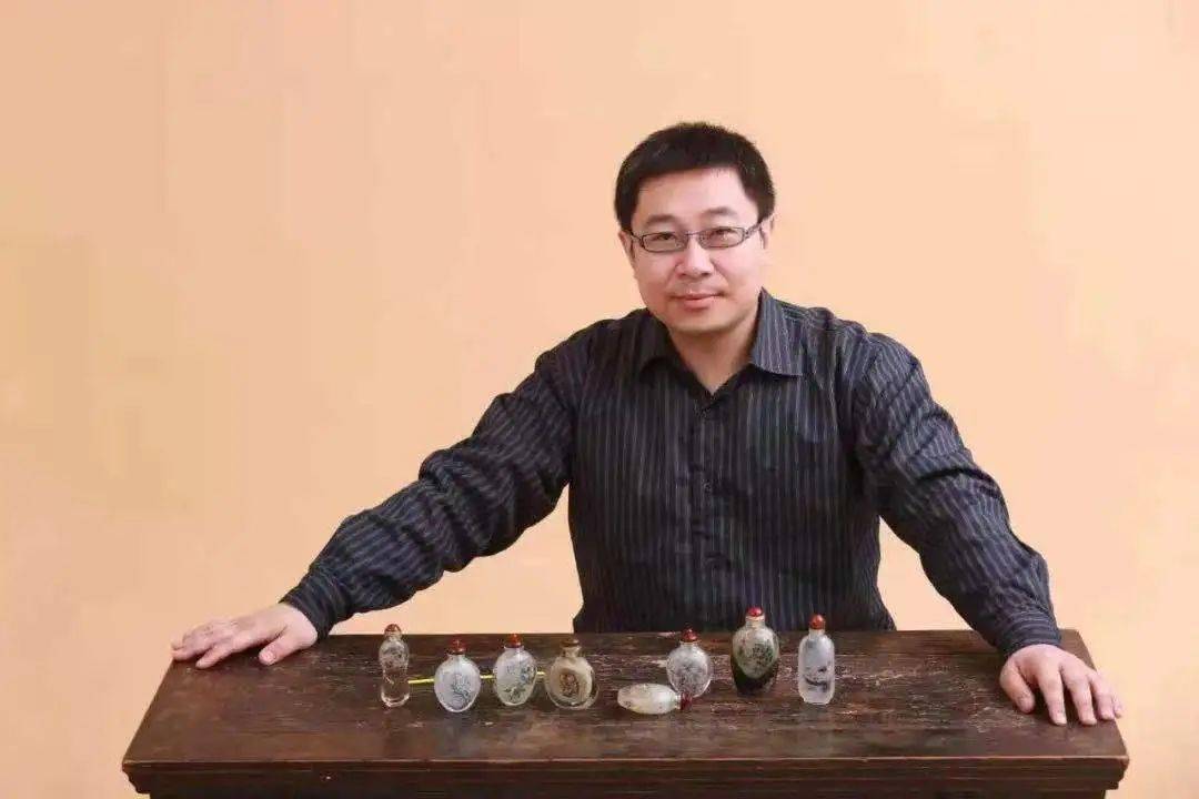 鼻烟壶,今天我们特别邀请张昭老师来为我们介绍内画与雕刻鼻烟壶工艺