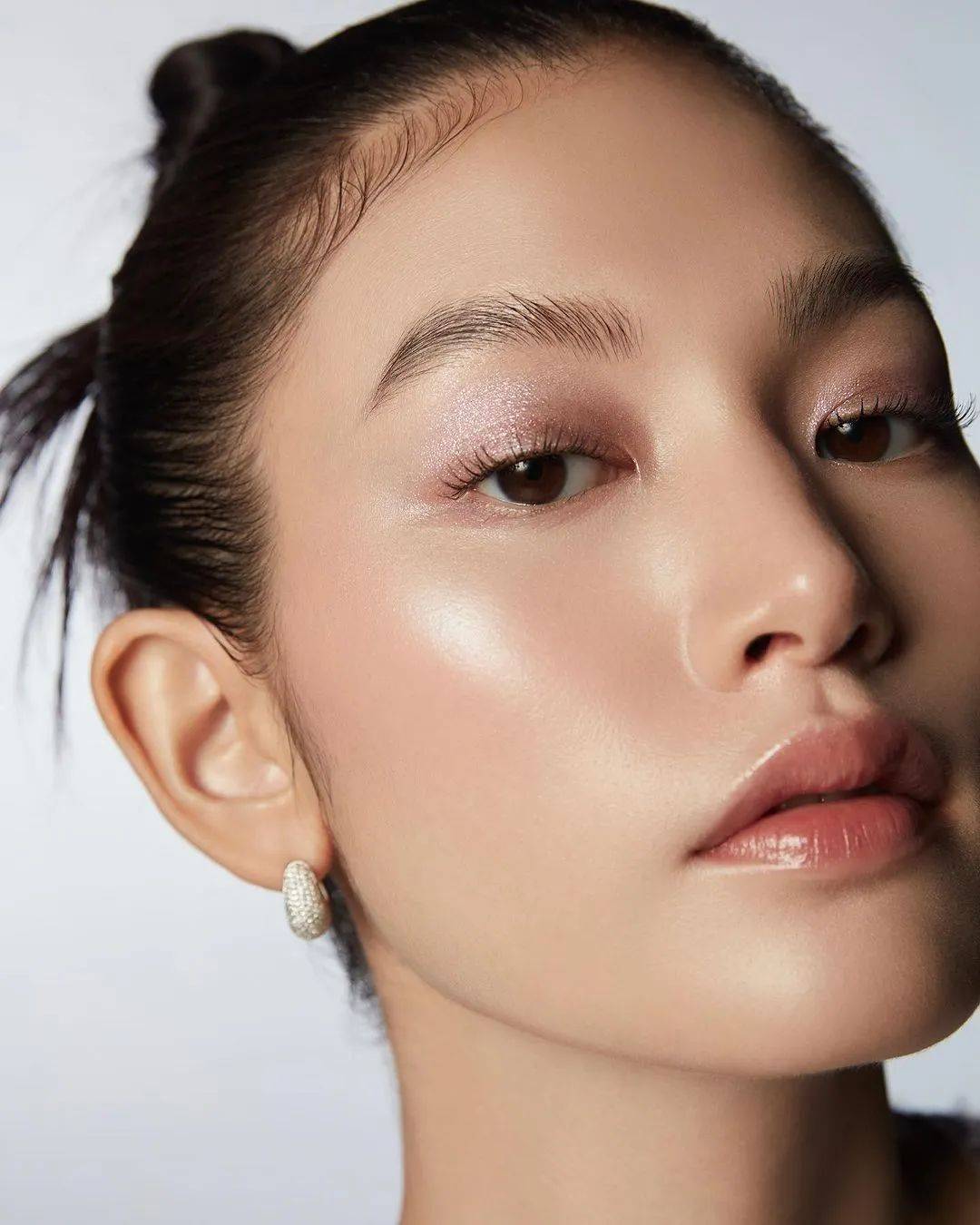 听说今年东亚女生更偏爱水光妆了