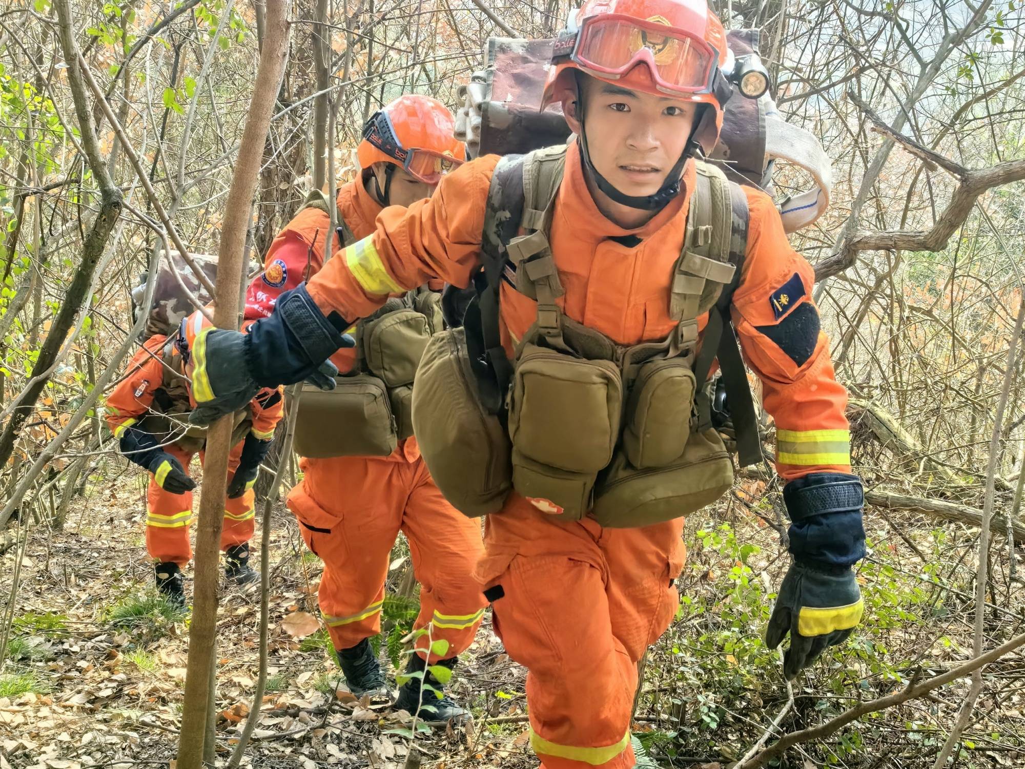 国家消防救援局湖北机动队伍 开展实战化野营拉练_灭火_演练_管理厅