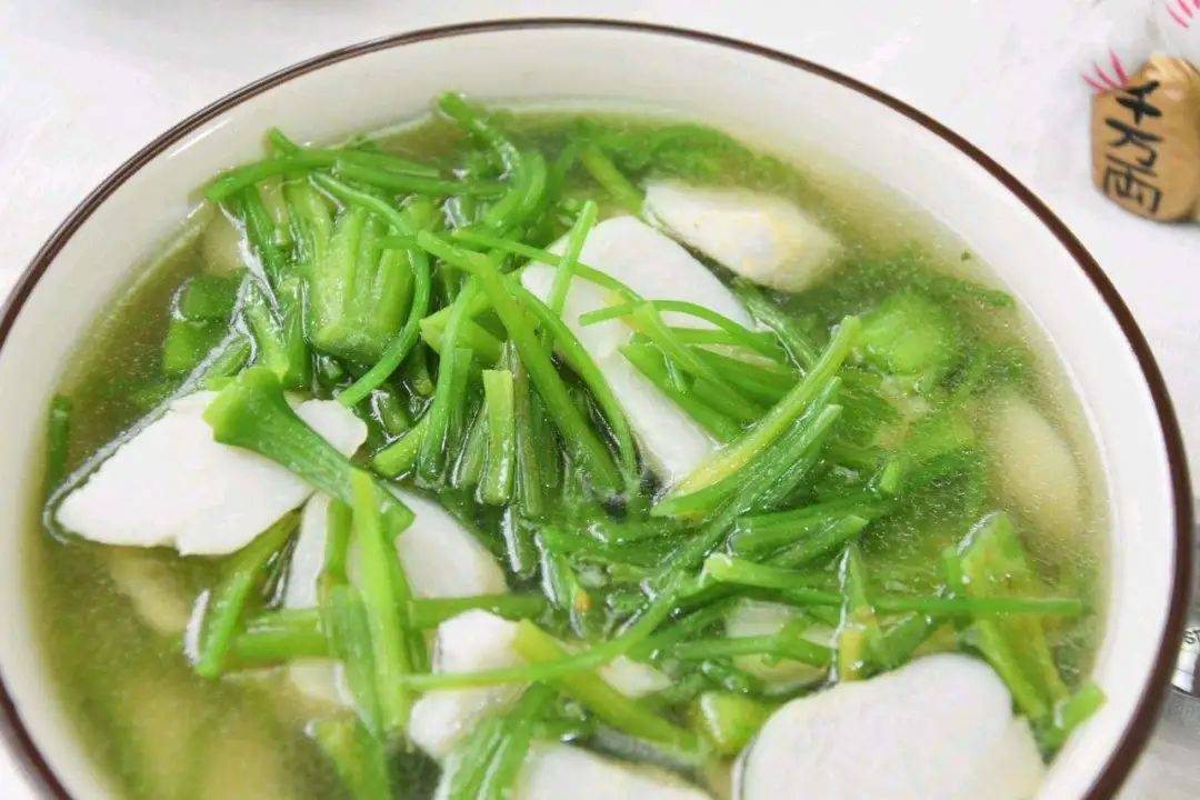 来自石林的路南海菜花,搭配来自大理的弥渡大芋头,简单水煮,就是昆明