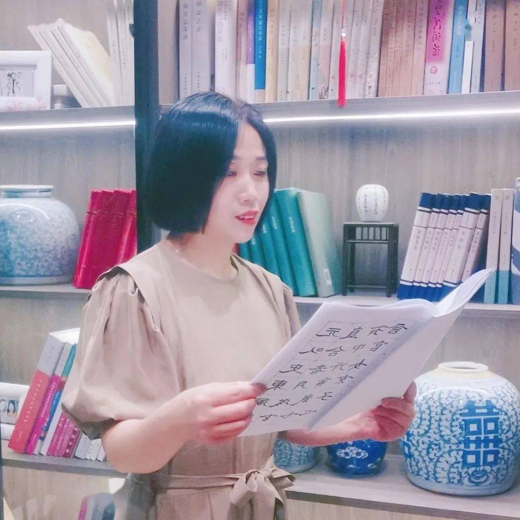 展览江苏省民进开明书画院女画家联展以画会友共庆自己的节日