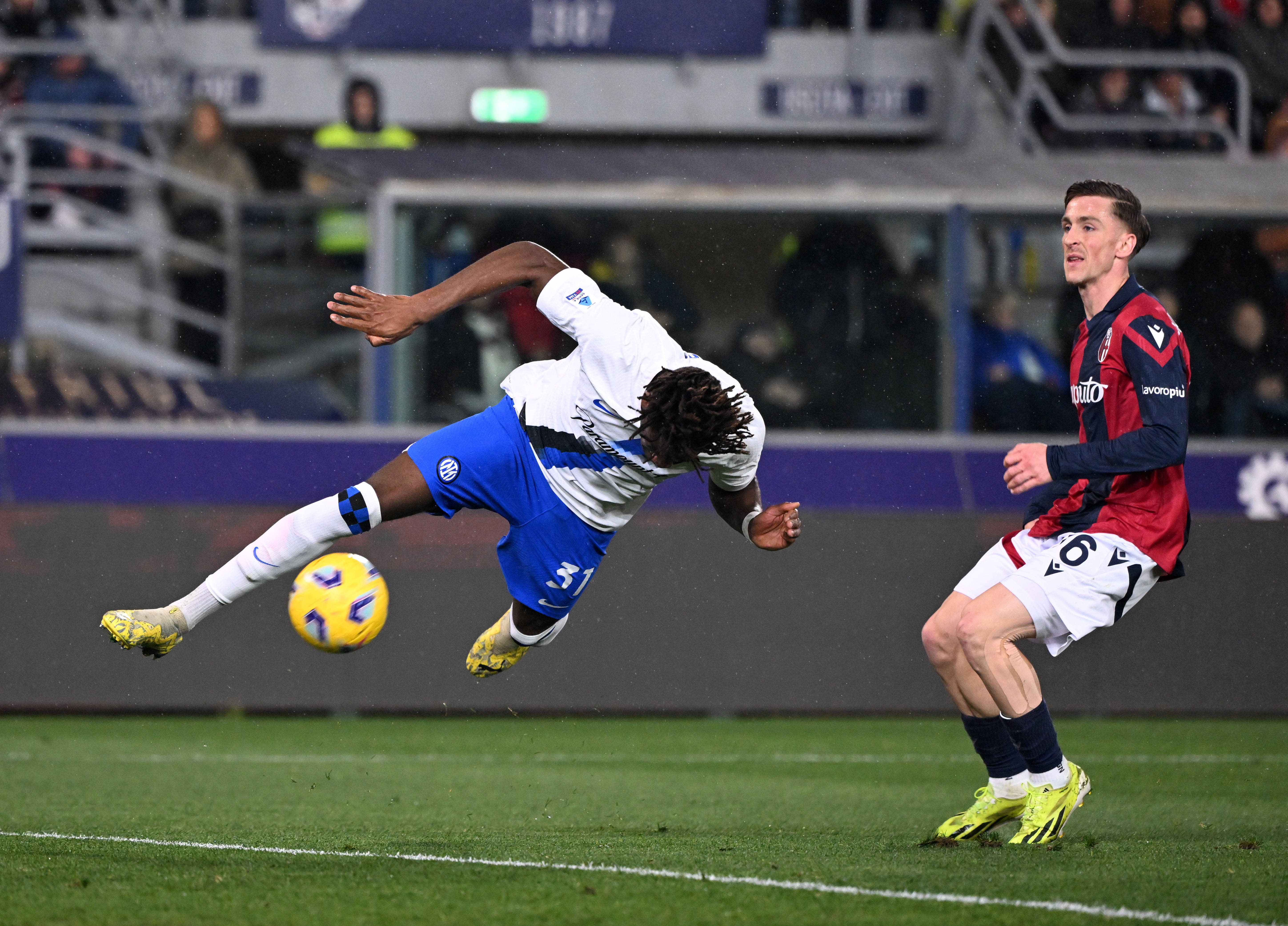 足球——意甲:国际米兰胜博洛尼亚_国际米兰队_比赛_新华社