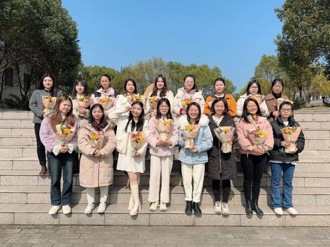 瑞金二中,三中举办表彰活动,由校领导为优秀女教师颁奖,表彰她们在不