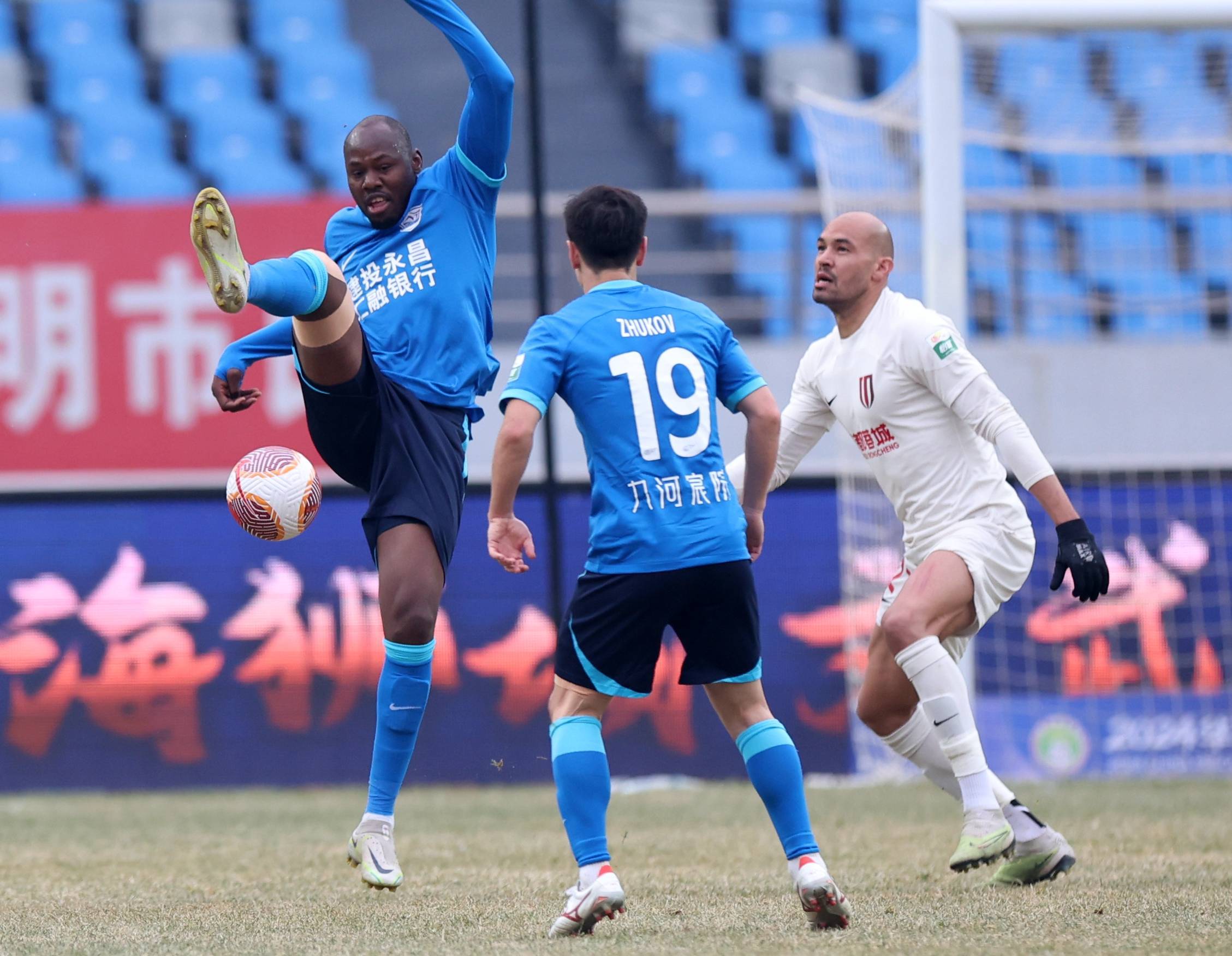 足球——中超:沧州雄狮胜成都蓉城_新华社_比赛_苏祖