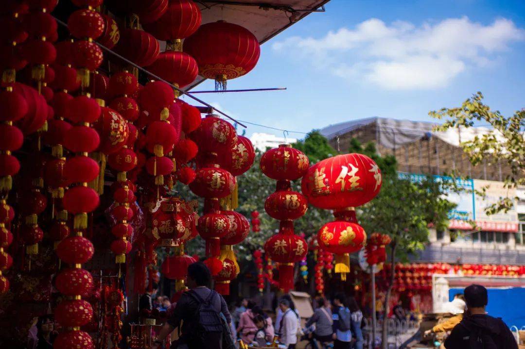 绚丽的红色挂饰点缀着城市的每个角落,犹如一幅幅欢快的画卷,带给人们