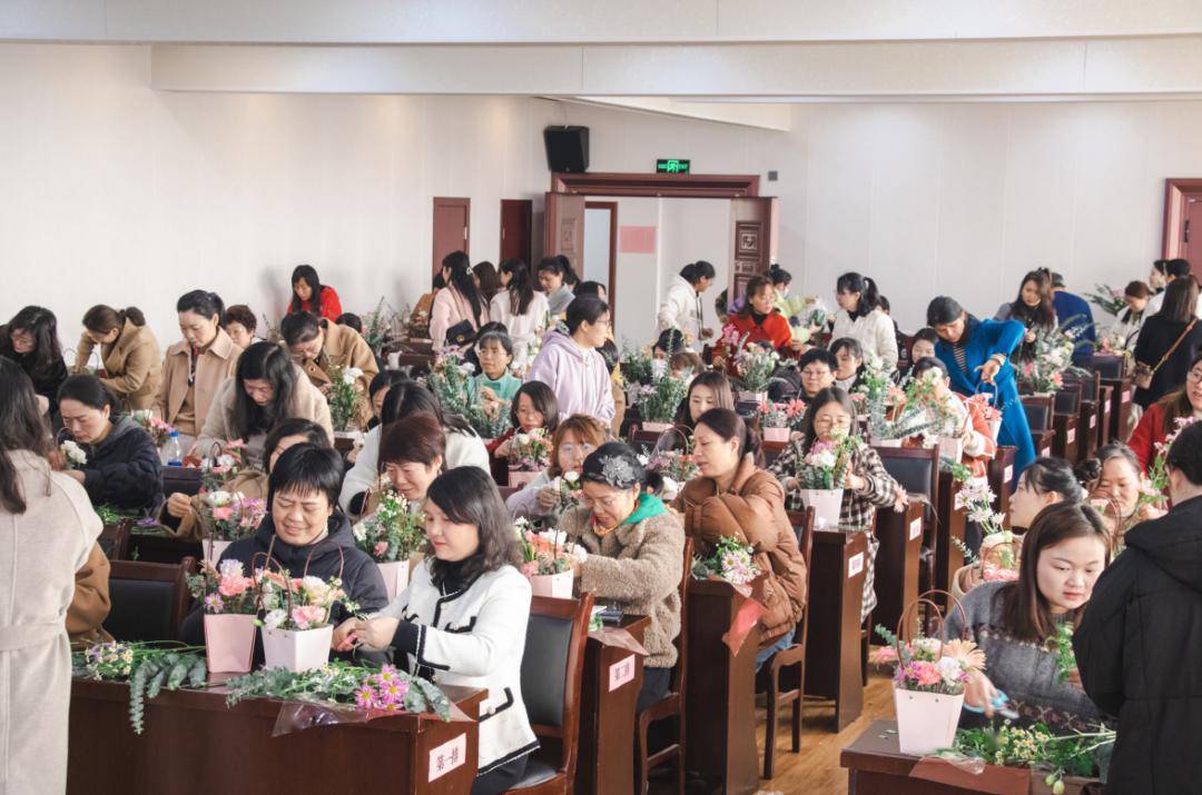 临川区开展三八妇女节插花培训活动