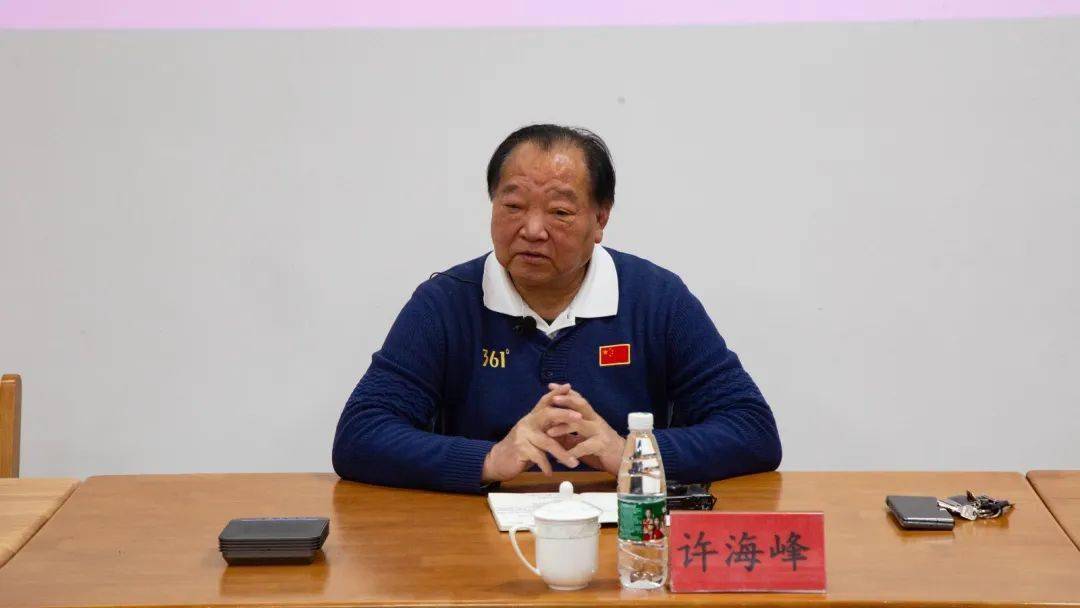 中国奥运首金获得者许海峰到河北射击射箭队授课