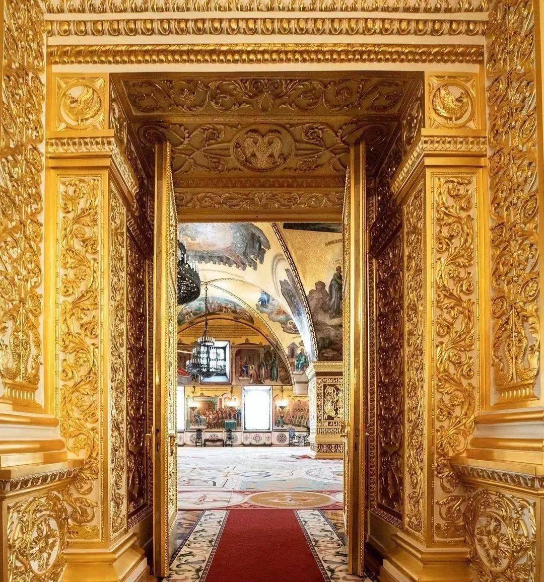 克里姆林宫瓦西里升天教堂,是俄罗斯东正教最华丽的教堂,被誉为"用