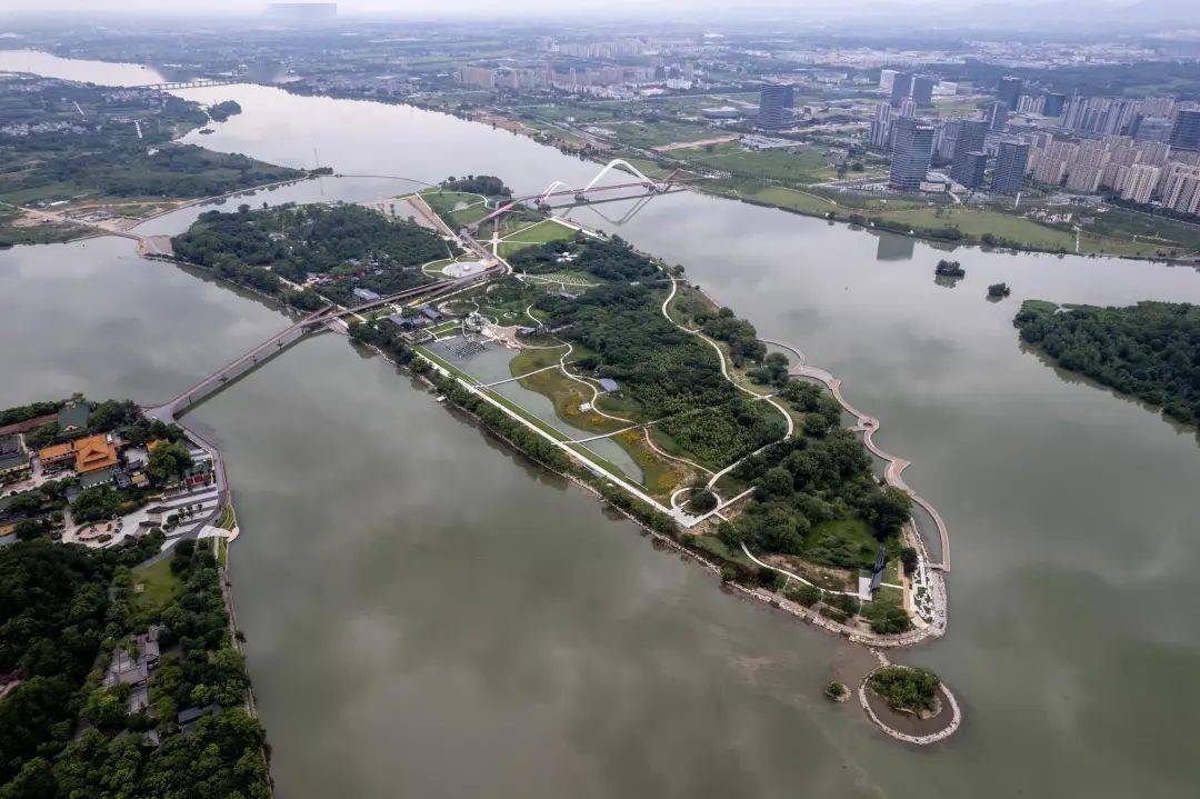 龙游县凤翔洲水文化公园位于龙游瀫中央湖区,占地面积1300亩,地理位置