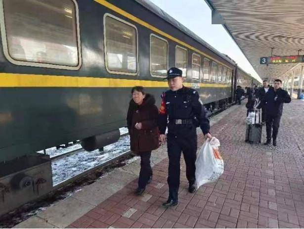 3月5日,k554次列车运行至绥化站,佳木斯铁路公安处乘警徐锞在站台巡视