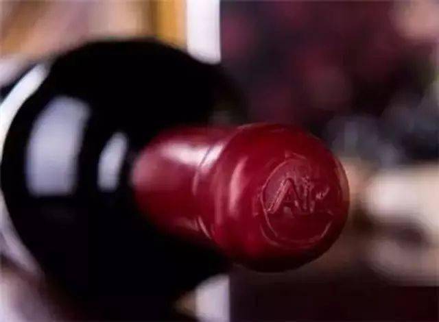 酒帽为什么会有不同的颜色金帽红帽和白帽的葡萄酒品质一样吗