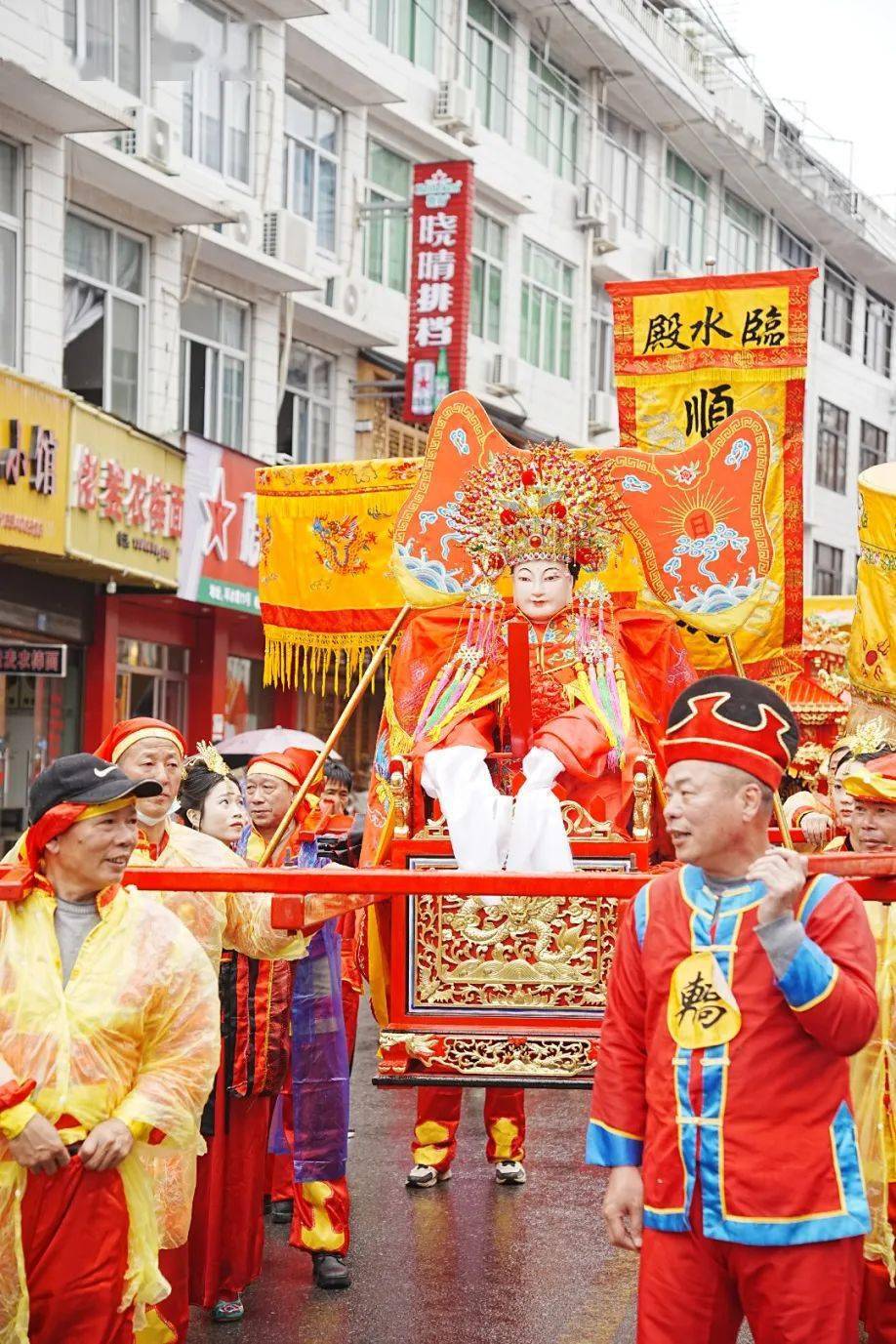 陈十四娘娘文,武金身像出宫巡游▲巡游队伍声势浩大,鼓乐喧天,彩旗