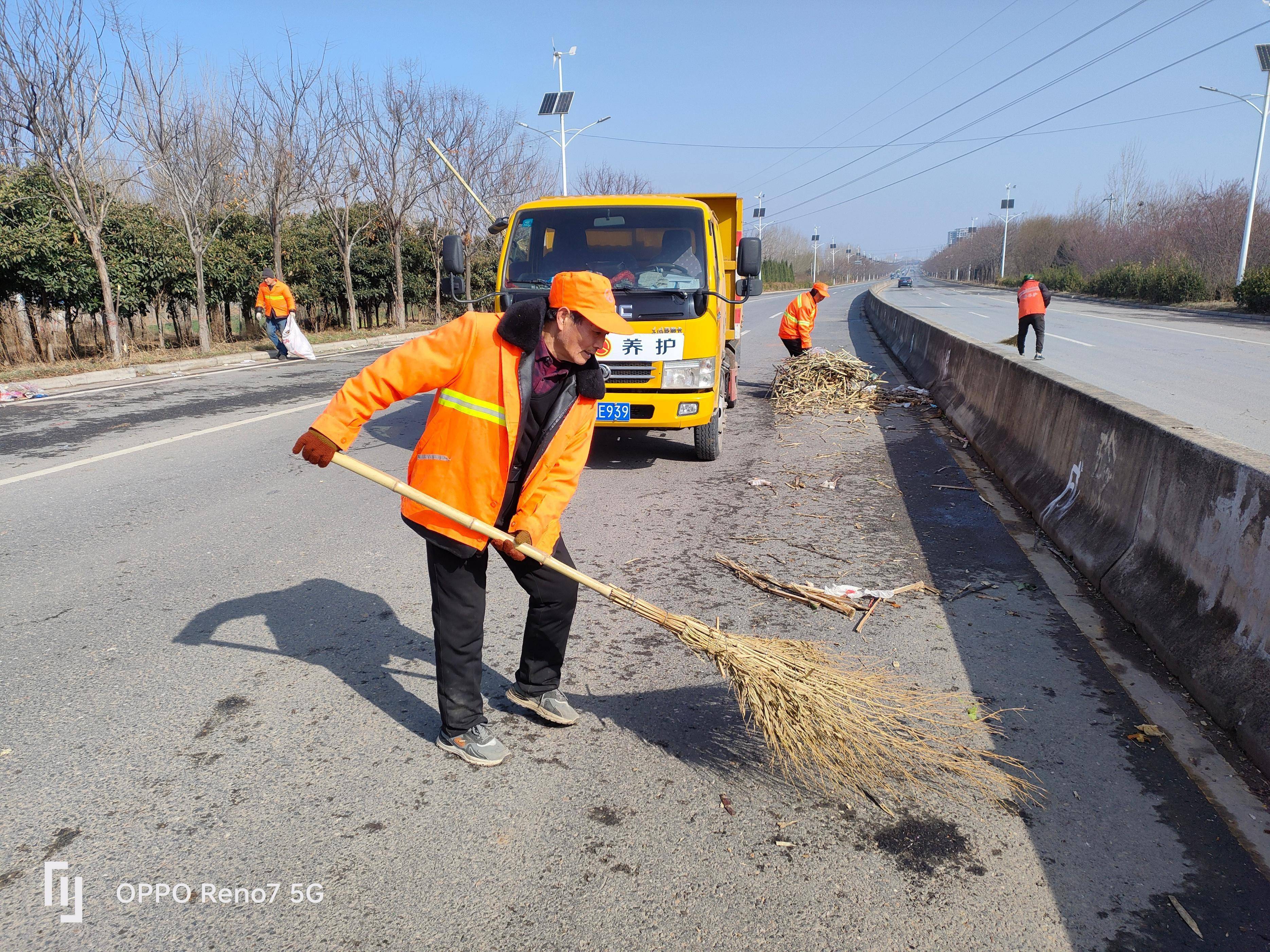 荥阳市交通运输局 春季养护忙不停 护路保洁保畅通