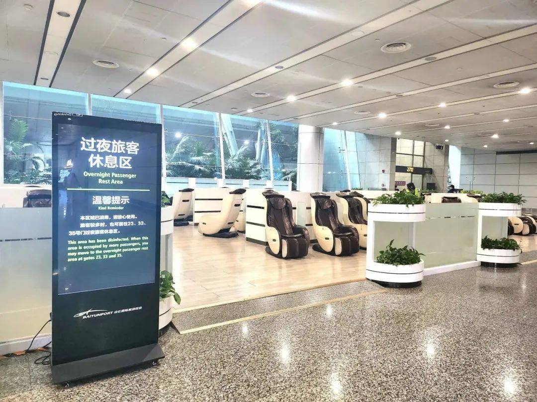 t2航站楼主楼一层国内到达口左侧40米左右的扶梯登上二楼到达过夜旅客