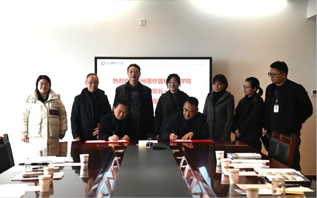 汪永泉(右四)签署合作协议泸州市中医医院是国家中医药管理局中医住院